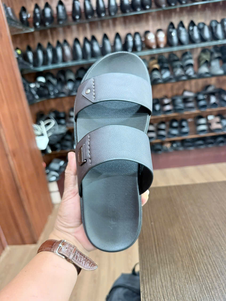 Dép hai quai Taraco — mặt trên